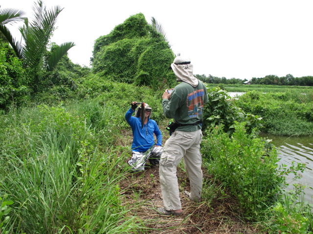 ดูนะคนเรา พอลงเรือได้ชวนกินข้าว แต่เผลอแป๊บเดียวเอาปลาชอนขึ้นมาถ่ายรูปเสียและทิ้งพี่ทิ้งน้อง นิสายยย