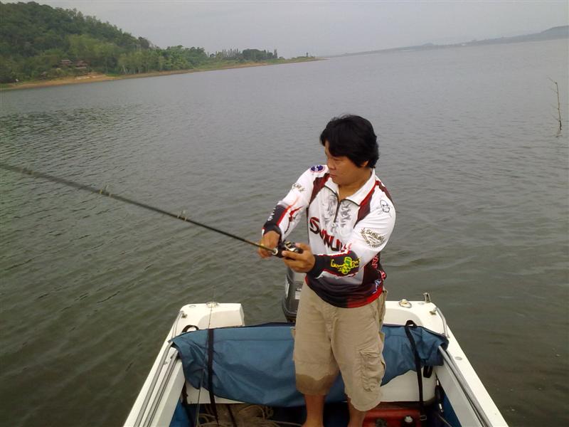 พี่โก้ตีเข้าไปไม้แรกซัดเลย :ohh:  ส่วนผมลองเคาะป๊อบอยู่ด้วยความพยายามแต่เงียบ.............   :laughi