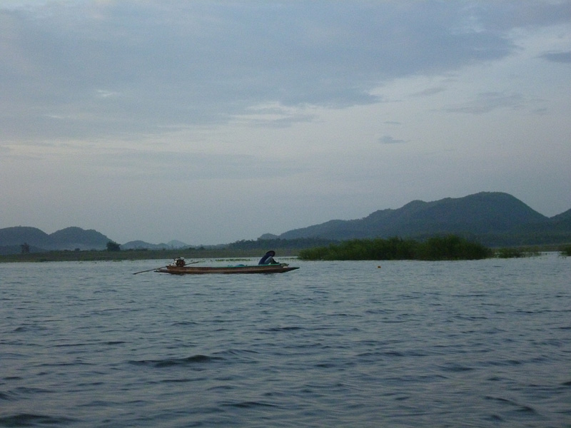 เรือชาวบ้านเก็บกู้ปลา