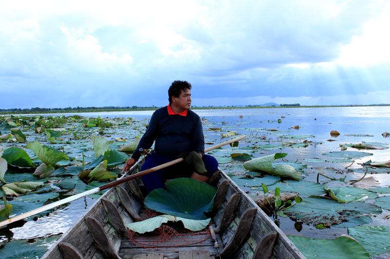 พี่หนม คนเรือผมวันนี้ วันนี้พายเรือจนเหนื่อยเลยครับ เพราะลมแรงจิงๆ