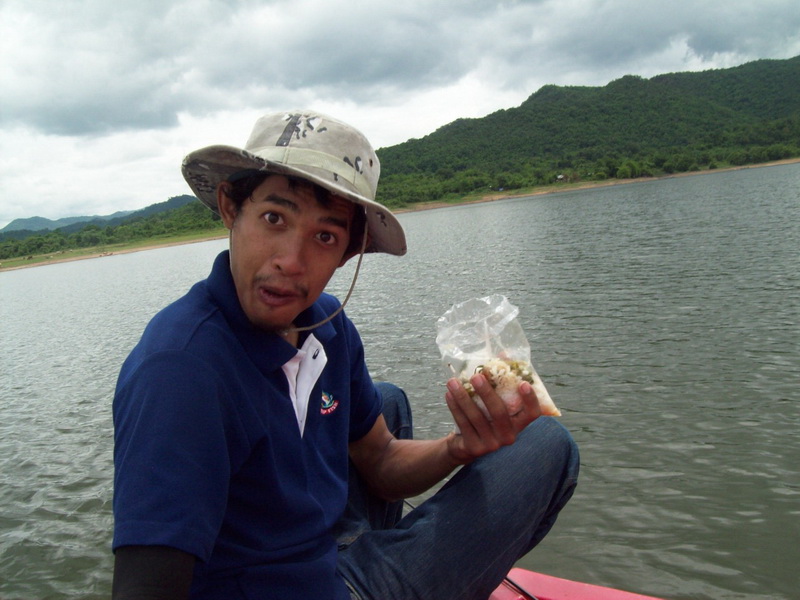 แห้วอร่อยไหมน้อง......"อร่อยพี่"  ..... :laughing: