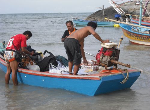 ขนของลงเรือเล็กก่อนไปลงเรือใหญ่งับ