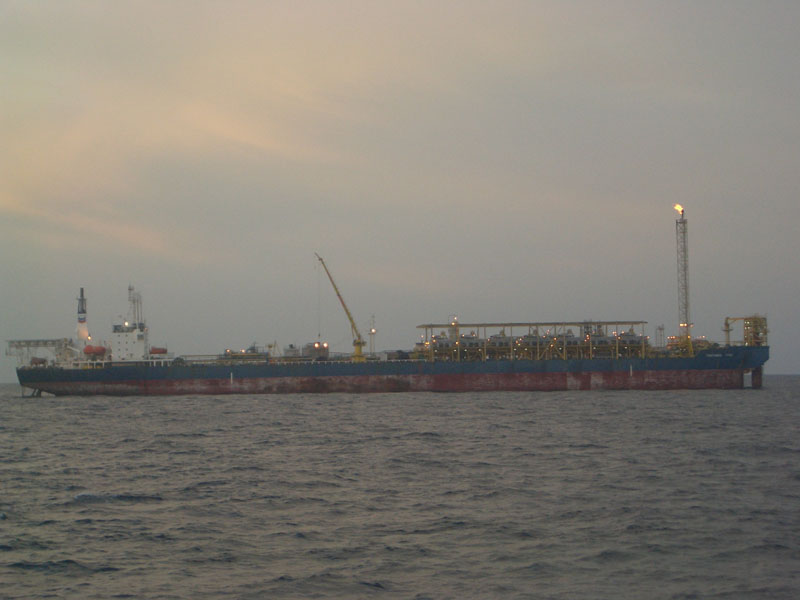 ส่วนนี่ FPSO ครับ เรือ TANKER กลั่นแล้วก็เก็บน้ำมัน