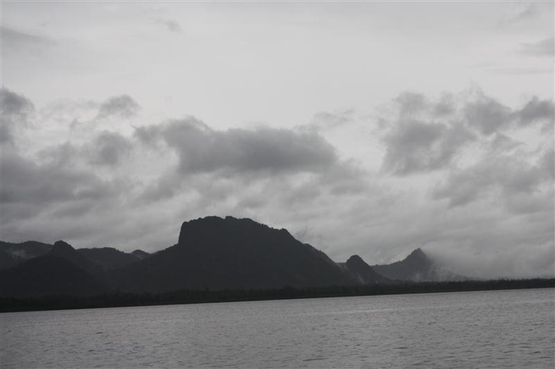 และแล้วฝนมันก็ตกครับ ต้องไปหาแพหลบฝนกัน 