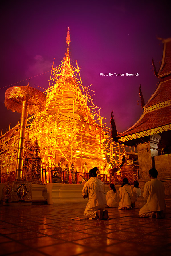  [b]วัดพระธาตุดอยสุเทพราชวรวิหาร[/b]

สถานที่ที่เค้าใครว่าถ้าไม่ขึ้นไปกราบพระธาตุดอยสุเทพไปไม่ถึงเ