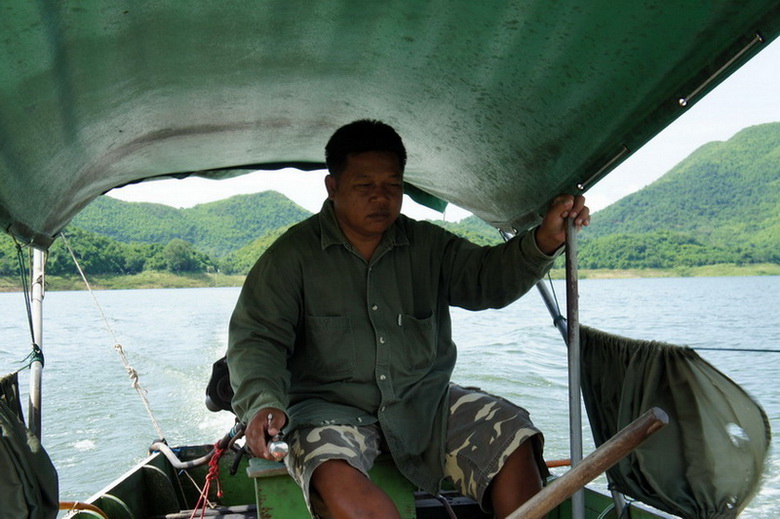 

ตีมาค่อนวันเพิ่งสังเกตุเห็นว่า น้าเปี๊ยกขับเรือแบบไม่ต้องลืมตา  :laughing: :laughing: :laughing: