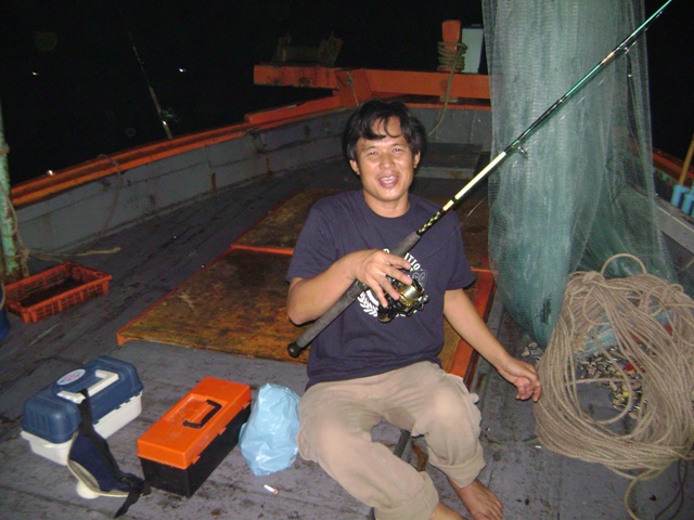 พี่หว่างกำลังง่วนอยู่กับการเตรียมอุปกร์โสกหมึก