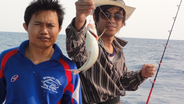 หลังจากนั้นสมาชิกก็เริ่มลงเบ็ดและอัดปลาขึ้นมาเรื่อยๆ