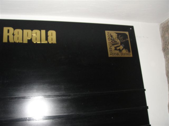ในร้านอาหารก็มีลัญญาลักณ์ของ Rapala อยู่ด้วย