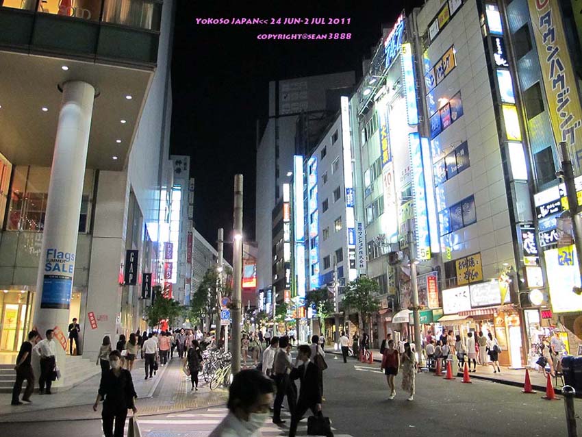  :grin: [b]หลังจากอิ่ม อืด ได้ที่แล้ว ก็มาเดินย่อยแถว Shinjuku[/b]