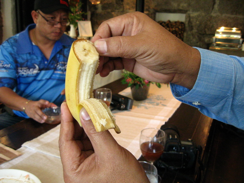 
เพื่อนผมบอกต้องลองให้หมด  จะได้เปรียบเที่ยบกับกล้วยหอมได้ใครอร่่อยกว่ากัน
สรุปว่ากล้วยไทยหอมกว่า
