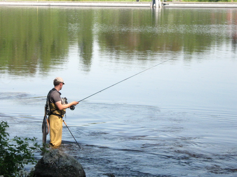 
เดินลงมาข้างล่าง ก็คนตกปลา โดยใช้อุปกรณ์ Fly 
เป็นการเห็นนักตกปลา กำลังตกปลาเป็นครั้งแรกในประเทศ 