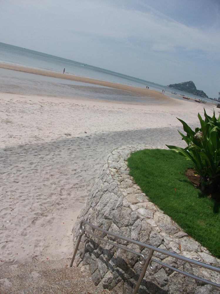 หมาย  อยู่ชายหาดหน้า รร.พอดีครับ :love: :love: