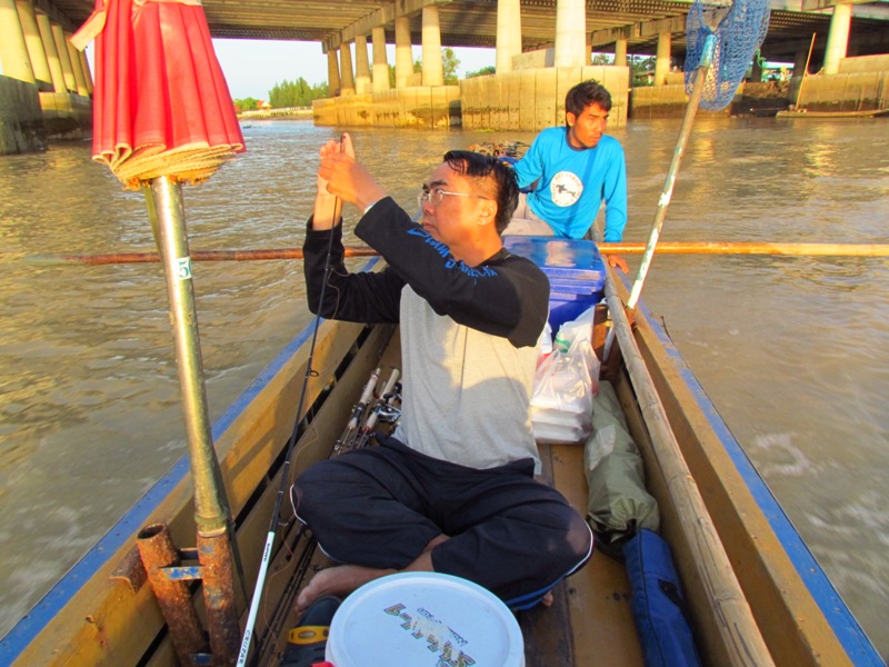 วันนี้ เราออกเรือ กับไต๋ไก่   พร้อมแล้ว ก็ ไปกันเลยยย  :grin:

พี่เล็ก  ก็กำลังเตรียมอุปกรณ์     ไ