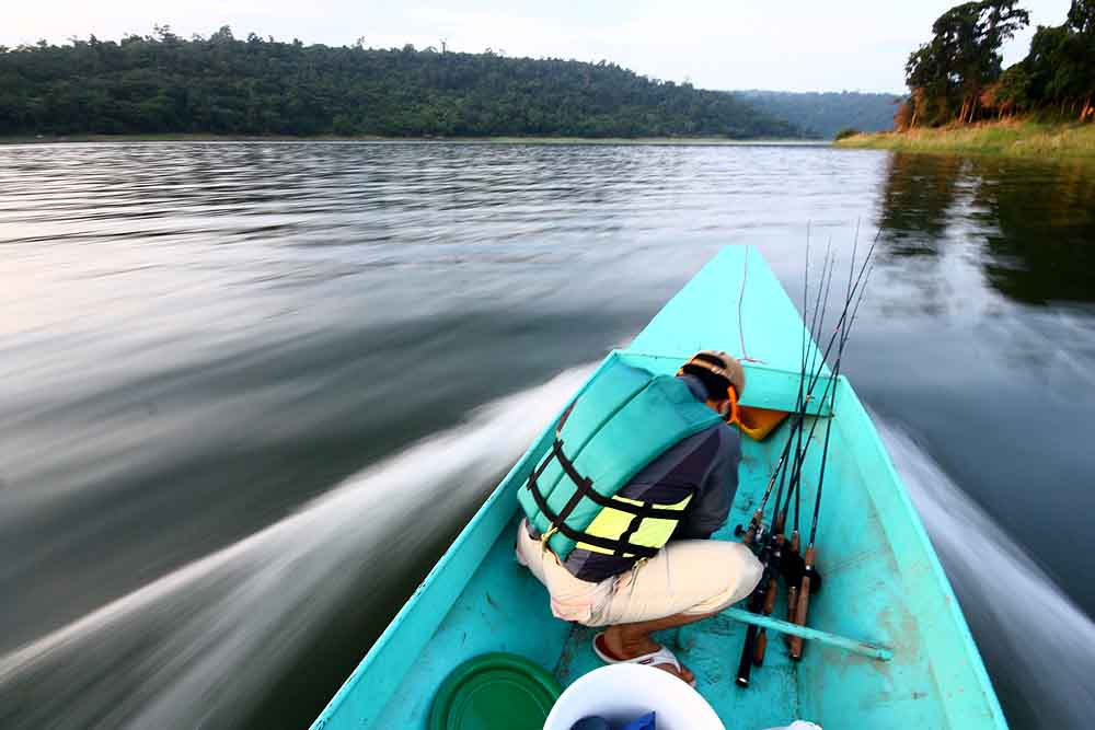 เช้านี้มีน้าทิ้วนั่งอยู่หน้าเรือ 

 :cool: :cool: