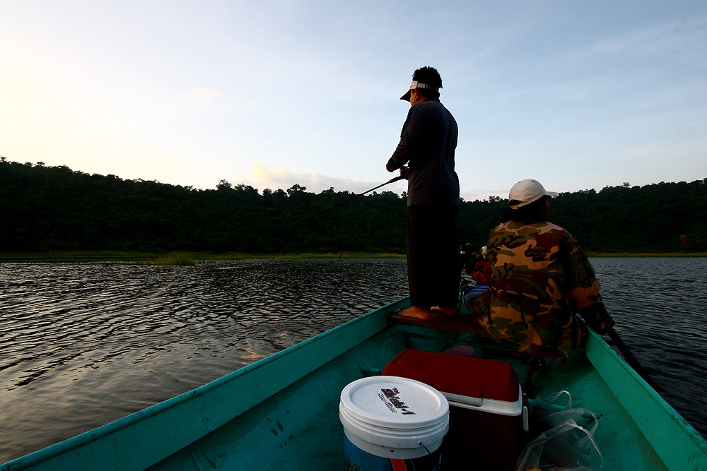 พี่ยงค์รับผิดชอบอยู่ท้ายเรือ 
ส่วนผมคงยึดหัวหาดอยู่ที่กลางลำเรือเช่นเคย

 :cool: :cool: