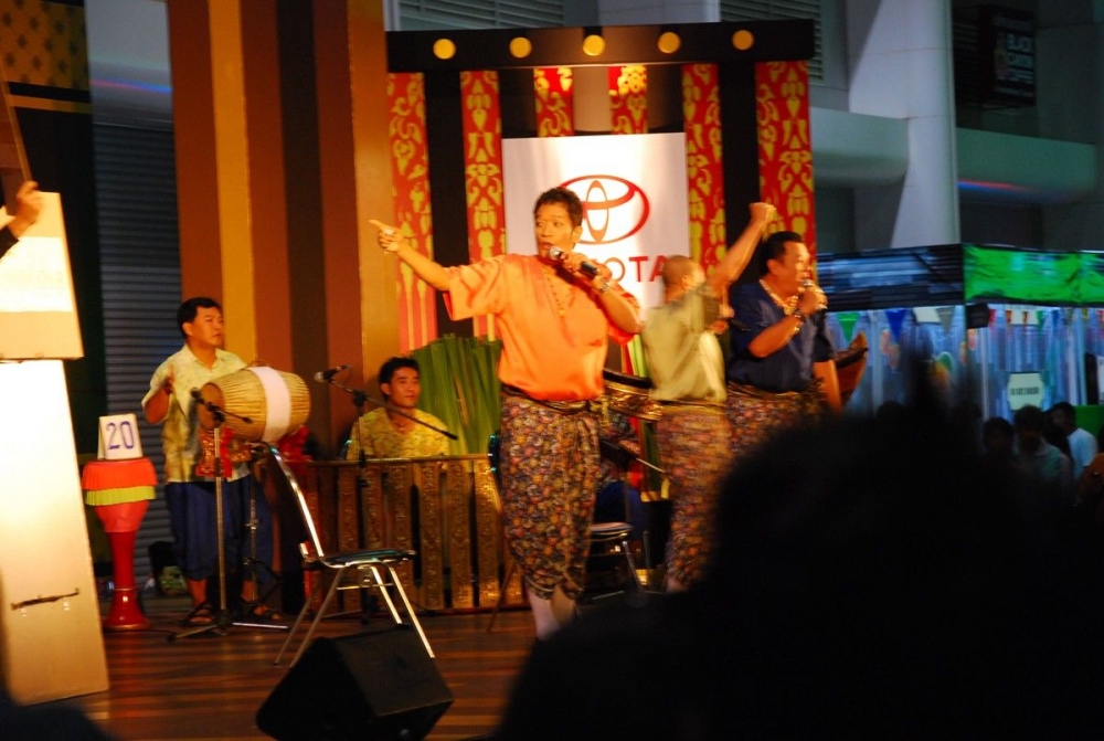 ด้านนี้ เวทีคุณพระช่วยครับ จำอวดหน้าม่าน น้าโย่ง น้าพวง น้าอะไรนะ