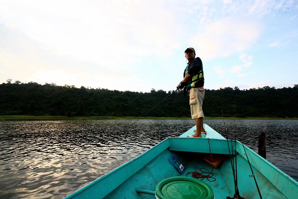 พอเราตีเหยื่อไปหน้าเรือ 
ปลาก็พากันขึ้นข้างหลังเรื้อชนิดที่เหยื่อเข้าไม่ถึงเป้าหมาย

 :cool: :coo