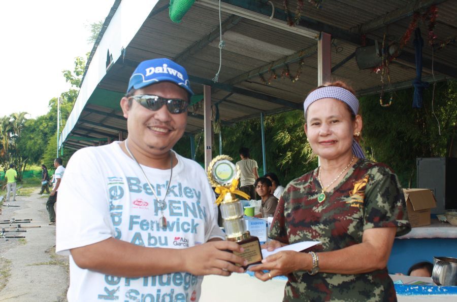 น้า ต้น ครับที่3 รับรางวัล ประเภทปลาไซต์ เงินรางวัล 3000 บาท พร้อมถ้วยครับ :grin: :grin: