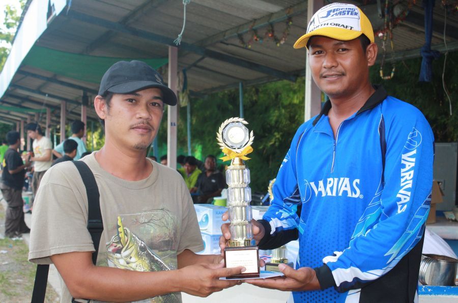 น้า หมู ได้รางวัลปลารวม รับถ้วยรางวัล พร้อมเงิน 3000 ครับ :grin: :grin: