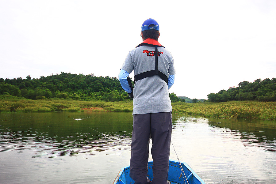 คนหัวเรือหัวเราะชอบใจ ที่แต้ม ยังเสมออยู่ ตีไปหัวเราะไปเลยนะคร้าบบบบบ  :laughing: :laughing: :laughi