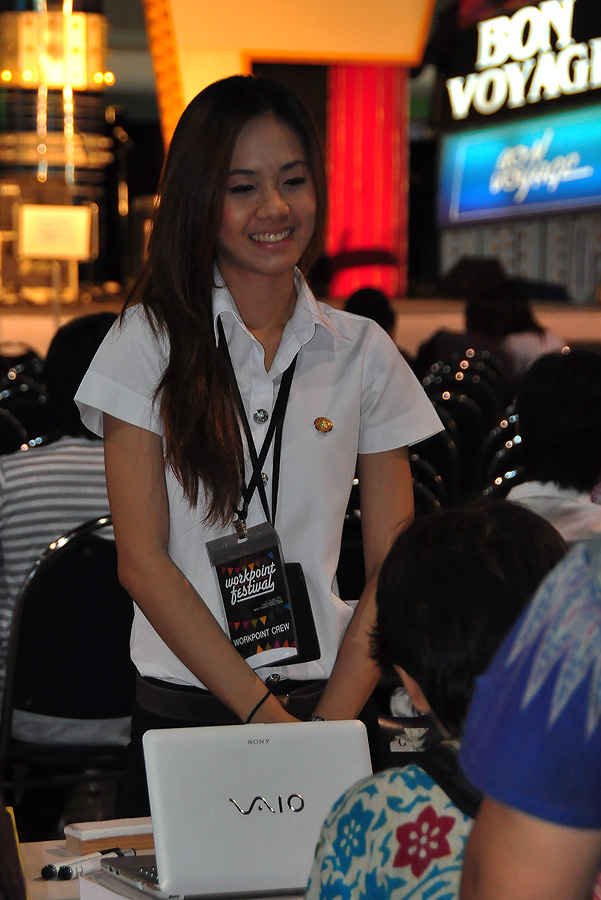 
ยิ้มแต่ละที ... แทบละลายเป็นช็อคโกแลตโดนไฟเลยทีเดียว 

กว่าจะคุมมือไม่ให้สั่นได้ก็กดไปหลายตรั่บๆ