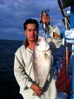 เช้ามาก็เจอไอ้เจ้านี่คับเข้ารุมเรือเราไต๋เด็กเรือช่วยกันตกอย่างเมามัน