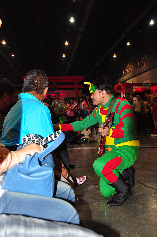 
ลงจากเวทีมาเล่นกับคนดูด้วยนะ  :grin: :grin:

