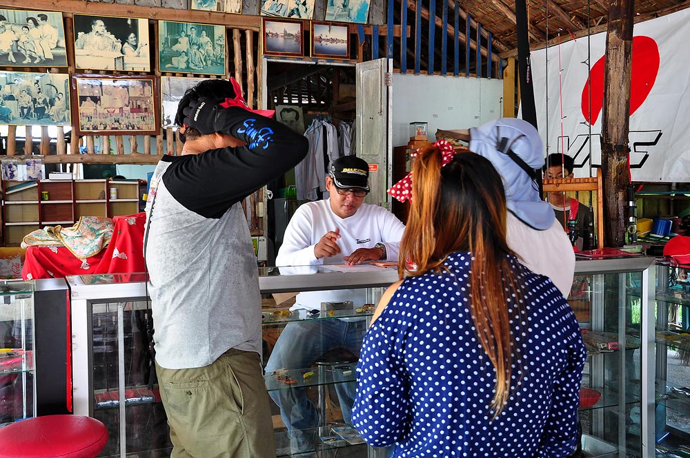สุภาพสตรีก็มีนะครับงานนี้  :love:  ว่าแต่อีตาคนใส่หมวกแดงลงทะเบียนแล้วยังไม่ไปไหนอีก :grin: :grin: :