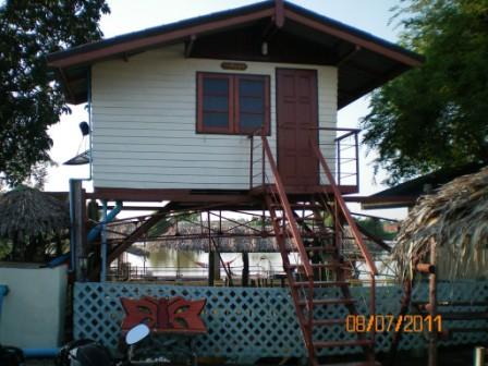            ที่นี่มีบ้านพักทั้งหมดสี่หลัง เป็นบ้านแอร์สามหลัง บ้านพัดลมหนึ่งหลัง :smile: :smile: :sm