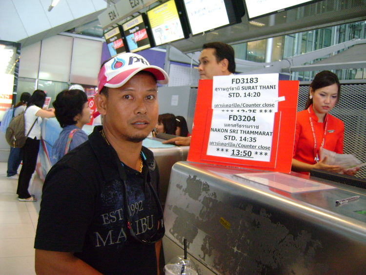  [b]น้องเสื้อแดงคนทางขวา ไม่ทราบน้าเ�