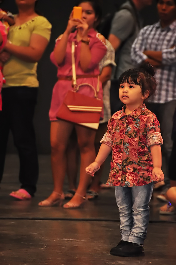 
น้องสาวผู้น่ารักคนนี้  ยืนดูเพลินจนตัวเกร็งกันเลยทีเดียว  :grin: :grin: :love: :love:

