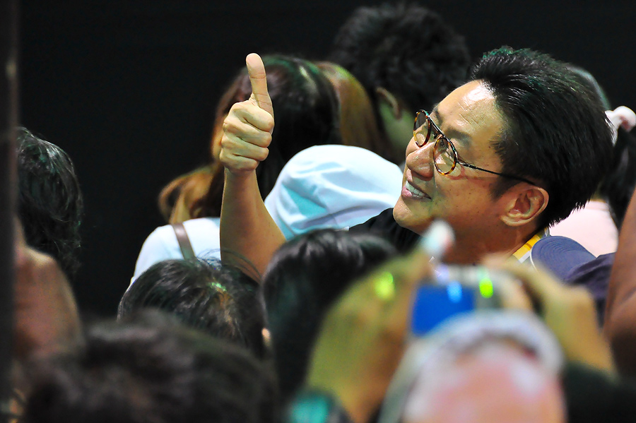 
เอ๊าะ ออ.... เสี่ยตา ปัญญา นิรันดร์กุล นี่เอง   

นั่งพื้นดูการแสดงพร้อมกับผู้ชมคนอื่นๆเลยทีเดีย