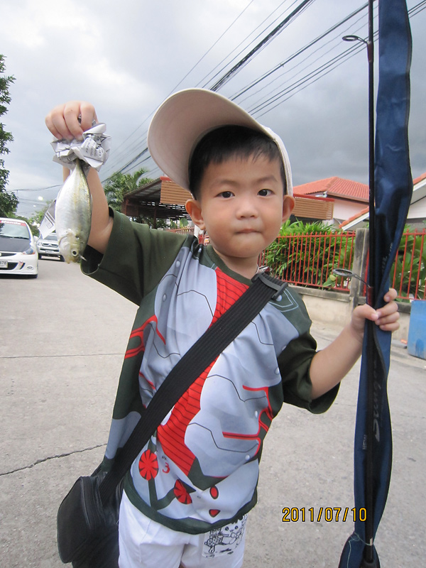 กลับถึงบ้าน  น้องชายผม ขอถ่ายรูปคู่ปลาซักหน่อย :laughing: