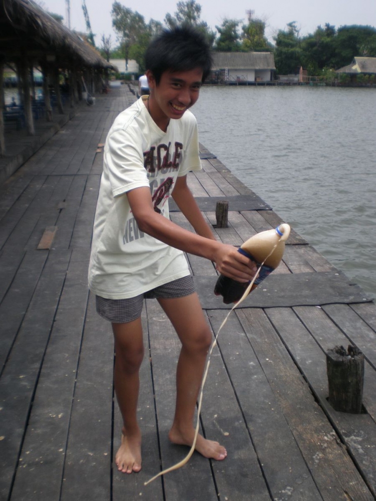 ส่วนนี่ ป๋าเหนาะ มีหน้าที่ในทีมคือ ช้อนปลา กับใช้ไปซื้อของ  :laughing: :laughing: :laughing: :laughi