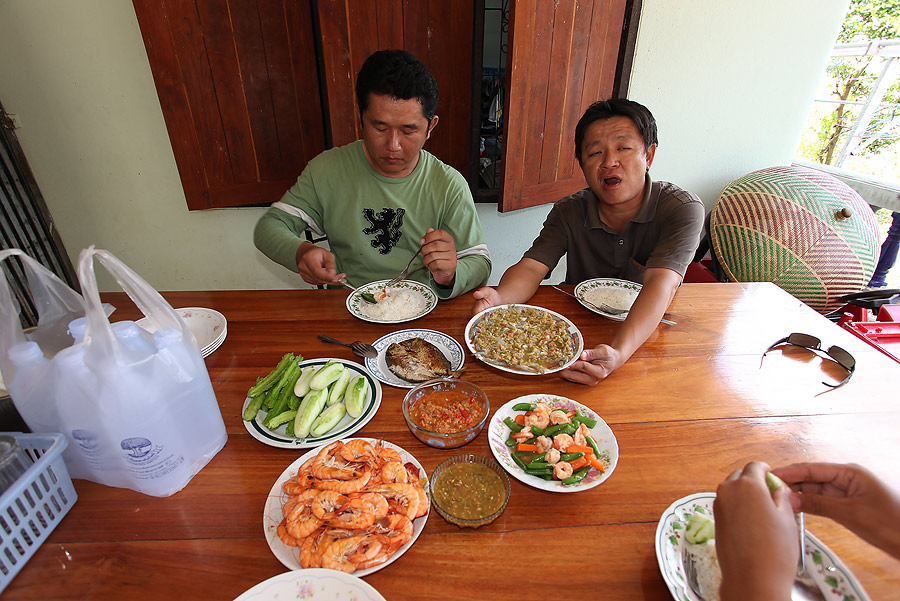 กับข้าววันนี้ครับ  ขอแนะนำกุ้งแช่น้ำปลา น้าอัดเอากุ้งมาให้ทำกับข้าวสดๆเลย  เห็นแล้วหิวเลย   :umh: :u