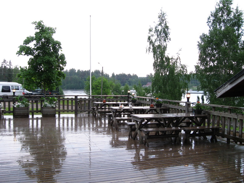 หลังจากกินข้าวเสร็จ  ฝนก็ตกหนัก 
ต้องรอประมาณ ครึ่งชั่วโมง  ฝนก็ยังไม่มีทาที ที่จะหยุด
เราเลยกลับบ