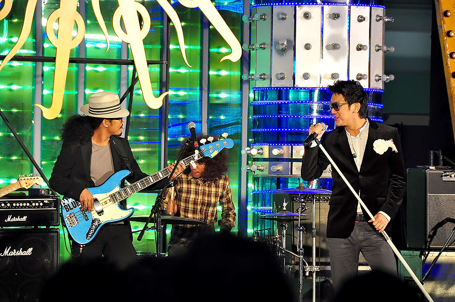 
และเนื่องจากวงนี้ก็ชายล้วนนะ .... เลยมีให้ดูแค่ 2 ภาพ พอเนาะ  :grin: :grin:



 :laughing: :la