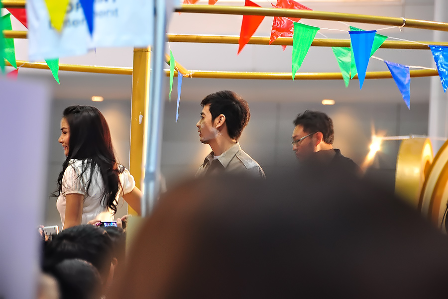 
ถ่ายภาพเวทีราชรถมาเกยอยู่ดีๆ มีการจับรางวัลอยู่ข้างหลังก็เลยหันไปกดชัตเตอร์มาได้ 3 ภาพ แต่เมื่อเห็
