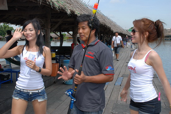 พริตตี้ประกบซ้าย-ขวาเลยครับ  

น่าอิจฉาคนใช้รอก G3MAX จังครับ  :cheer: :cheer: