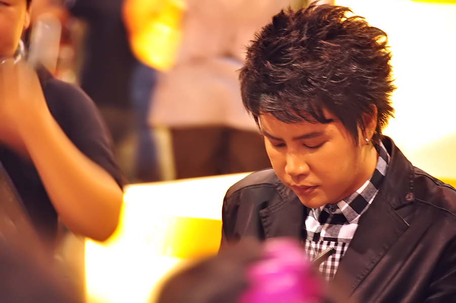 
เดินมาหน้างานเห็นสาวๆเค้ามุงอะไรกันอยู่กลุ่มใหญ่ก็เลยไปลากเก้าอี้มาขอยืนซูมสักภาพ ... อ่อ คุณริว จ