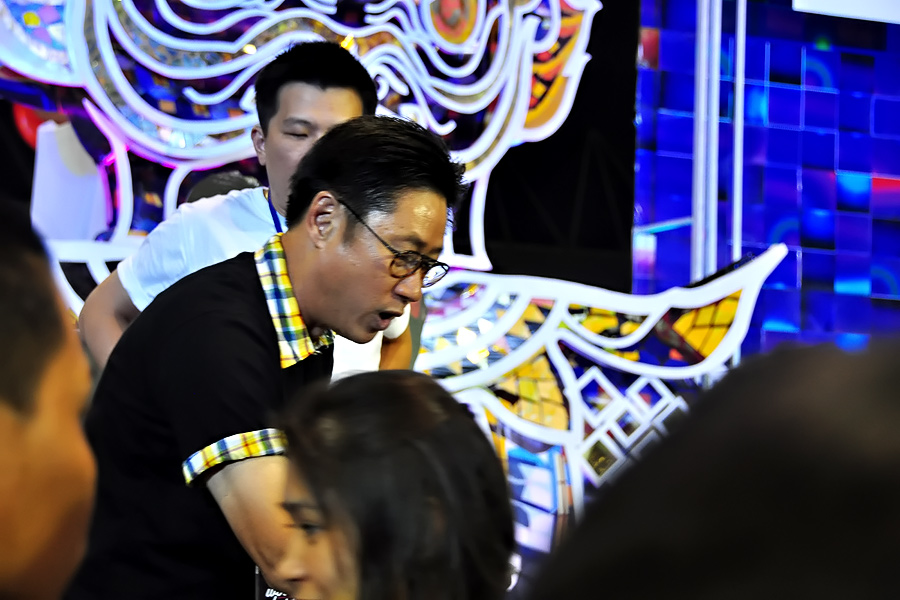 
คุณปัญญามาแจกเองกับมือเลยครับ  :smile: :smile:





........................................
