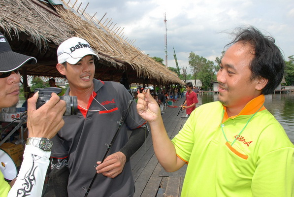 น้ากอล์ฟโชว์หลักฐาน :grin:

น้ามารุต ยิ้มเจื่อนๆ  :smile:

ส่วนน้าเบียร์ หัวเราะก๊ากๆๆเลย แถมป่า