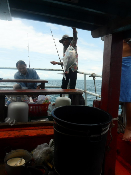 ท้ายเรือยังอวดโฉมกันอยู่เลยครับ 
 :ohh: :ohh: :grin: