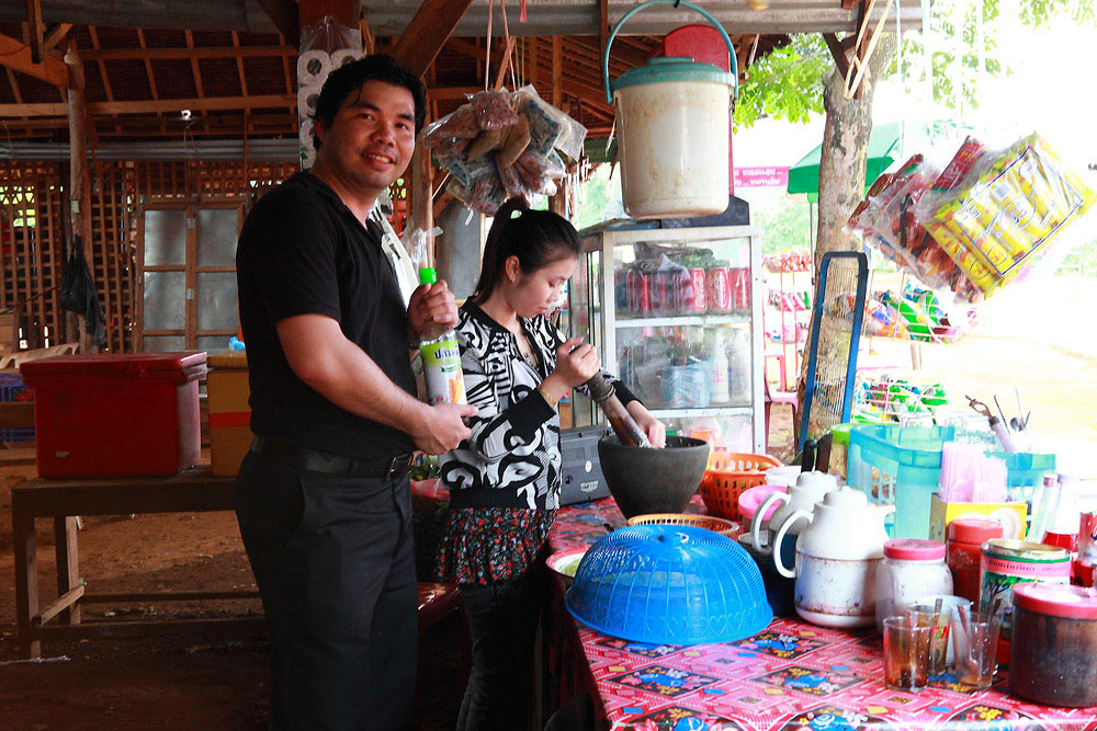 ขึ้นมาจากน้ำตกก็แวะเติมพลังซักหน่อย


เนื้อกวางย่างกับส้มตำฝีมือแม่ค้าคนสวยครับ