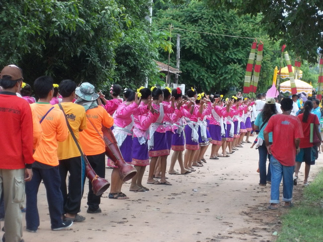เดินผ่านหน้าหมู่บ้านไปเรื่อยๆครับ :kiss: :kiss: :kiss: :kiss: :kiss: