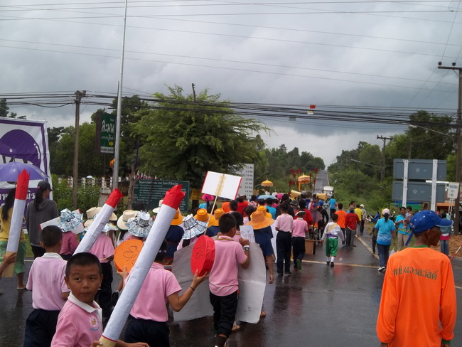 กำลังข้ามถนนครับ :grin: :grin: :grin: