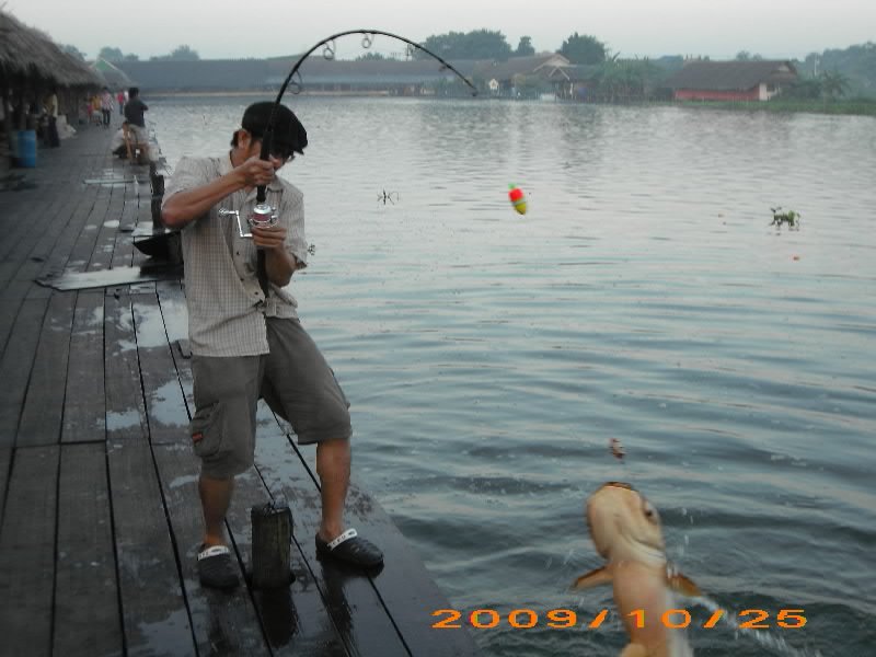 เสียดายที่ เพื่อนผมไม่ฟิตเหมือนก่อน



ไม่งั้น  มีปลาบึกลอยลม  แน่ๆเลยงานนี้ :laughing: