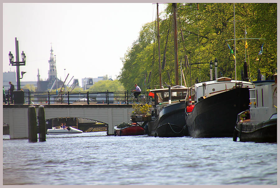 เมืองนี้ ท่าจอดเรือ หรือแลมป์นี่ดูท่าจะมากกว่าที่จอดรถครับ 