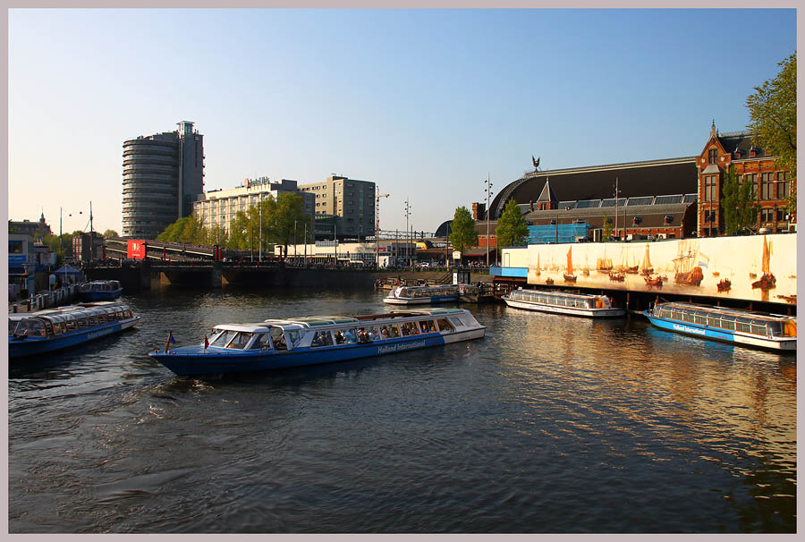 วันนี้เราวางแผนแล้วว่าหลังจากลงจากเรือ เราจะต่อรถไฟฟ้ากลับโรงแรมที่พัก เราจึงเลือกเรือที่มาจบรอบหน้า